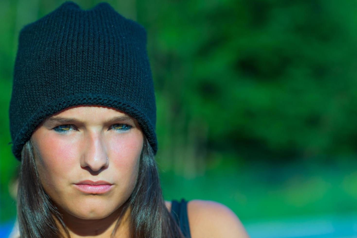 jovencita morena con gorro de lana foto