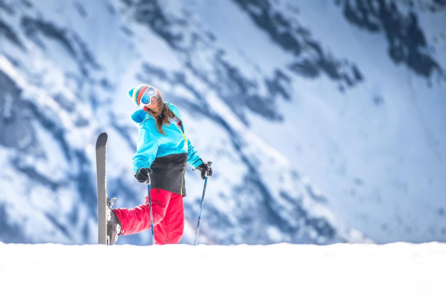 mujer en zona de esqui foto