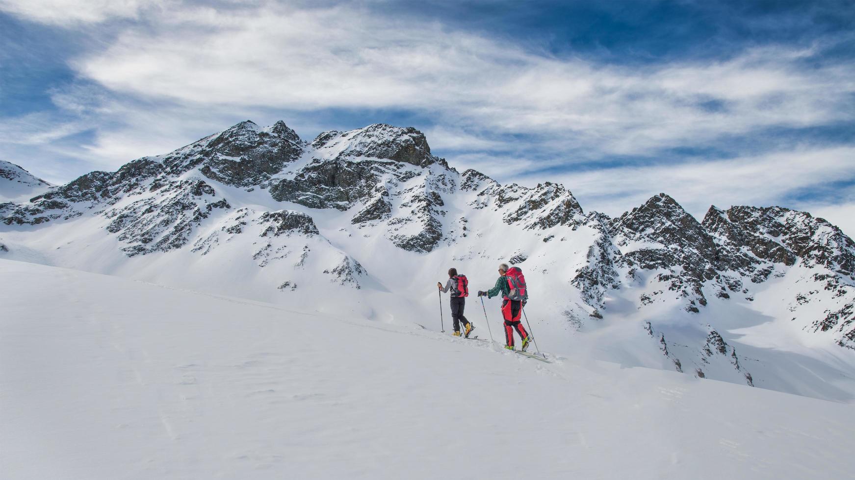 pareja de amigos durante una excursión de esquí de montaña foto