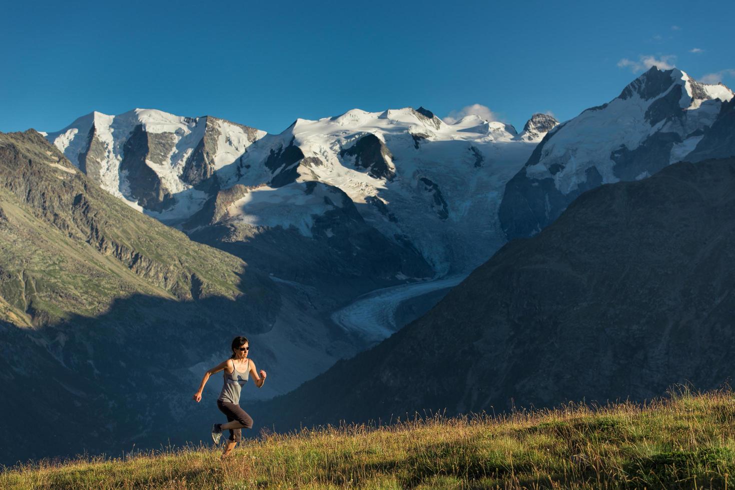 corriendo en las montañas foto