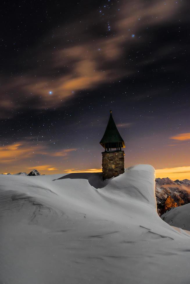 iglesia alpina en los alpes italianos foto