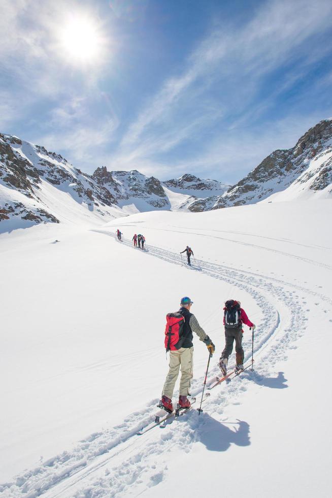 pista de ascenso de esquí de montaña con gente escalando foto