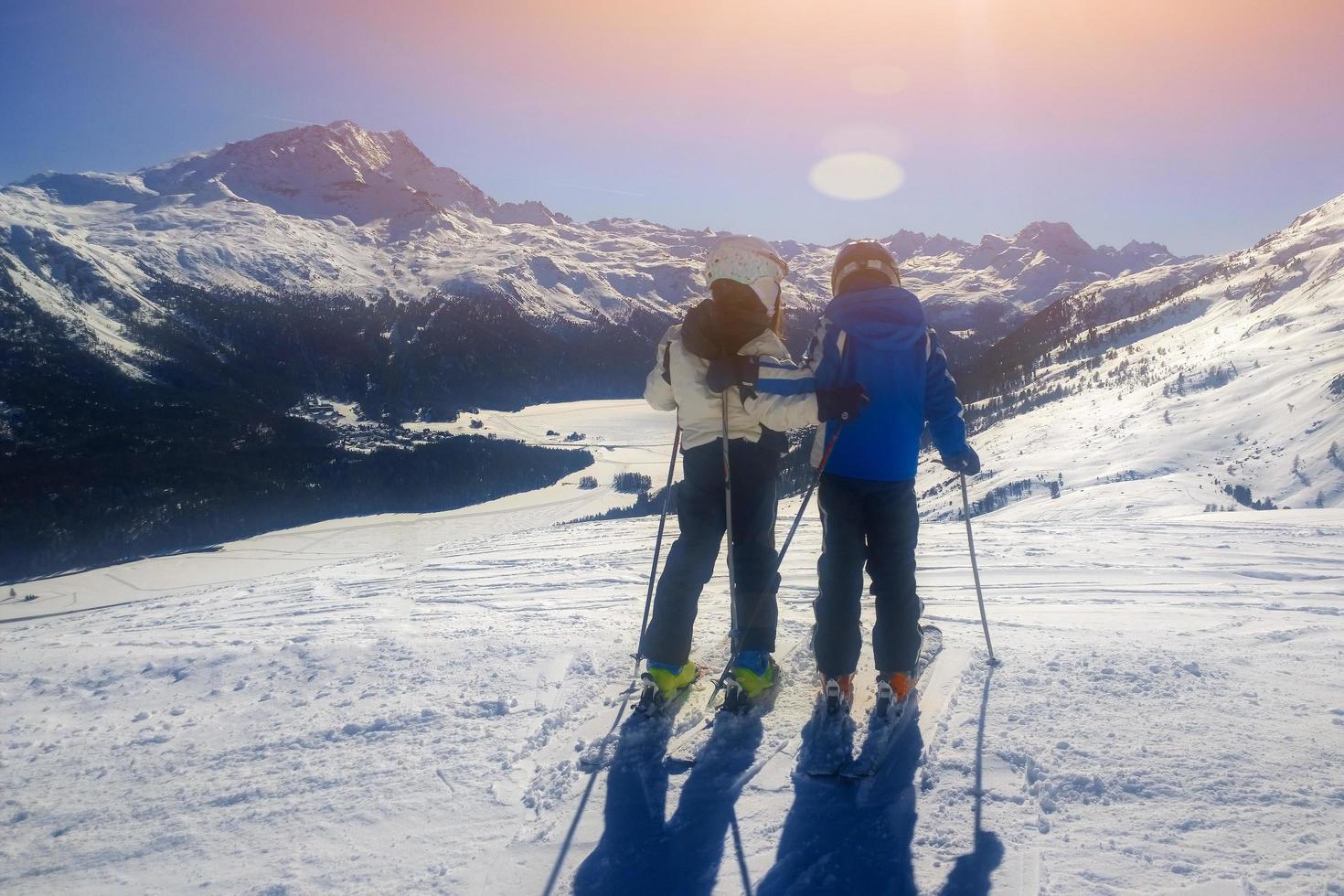 pareja de jóvenes esquiadores foto