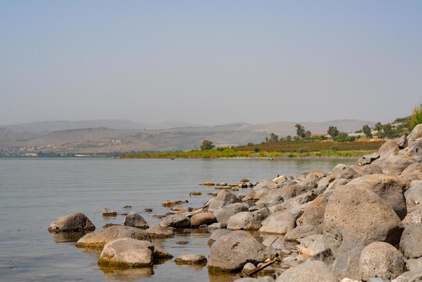 las orillas del lago tiberíades en galilea foto