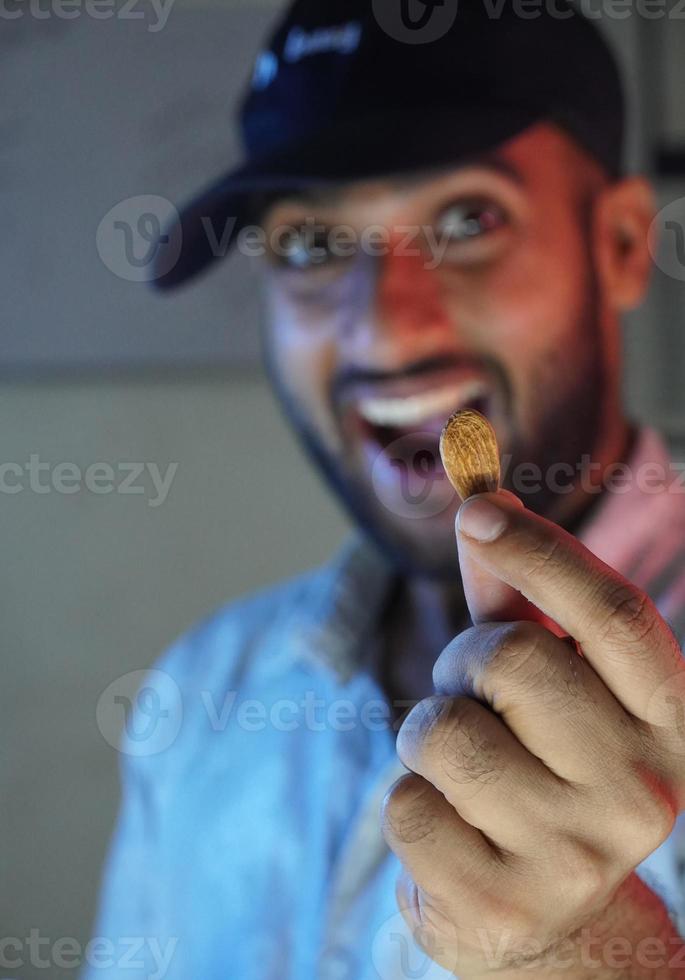 un hombre mostrando almendras foto