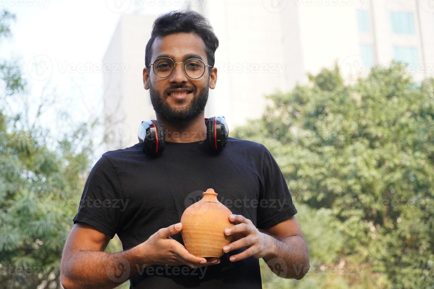 un hombre con gafas y la lámpara de aladino en la mano foto