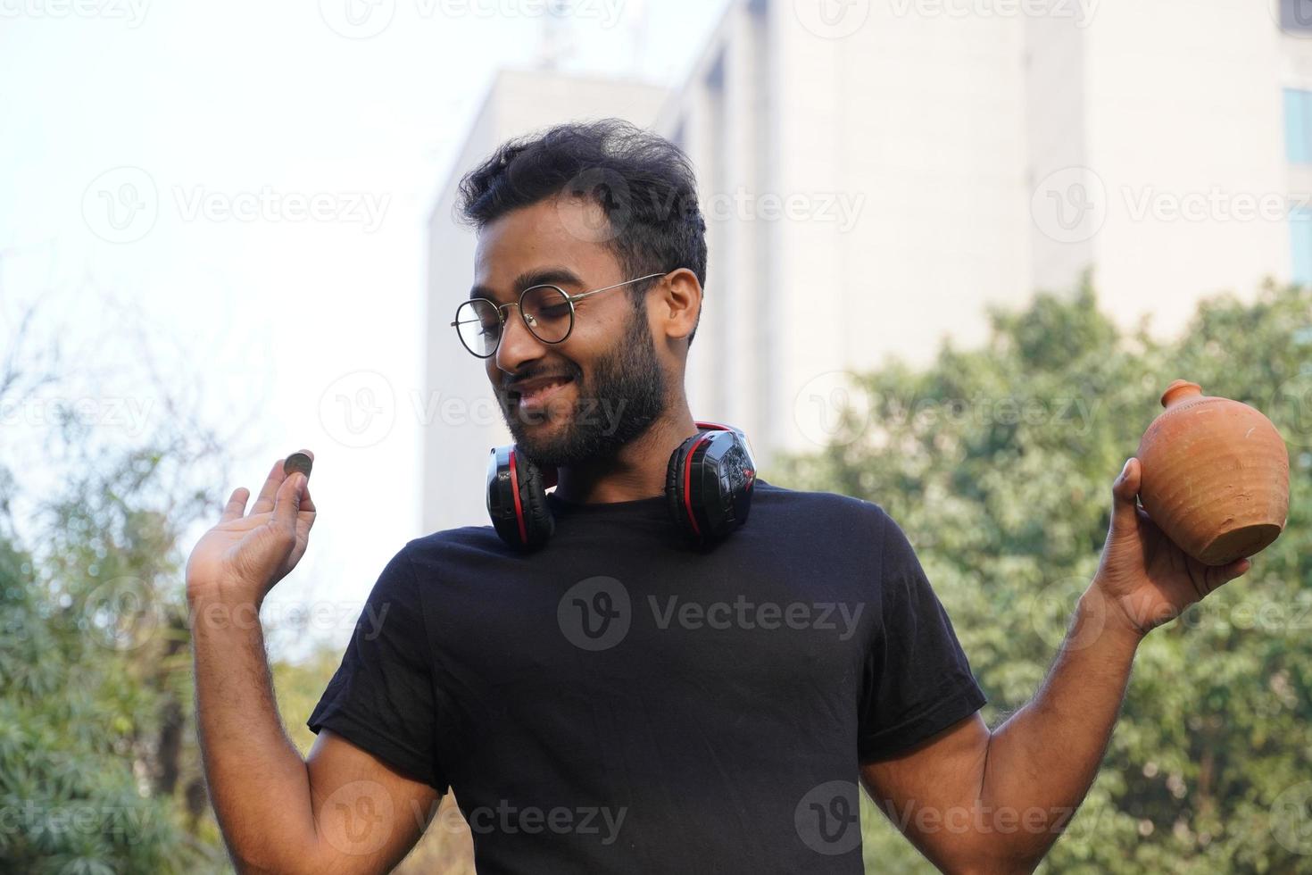 un hombre con gafas y la lámpara de aladino en la mano foto