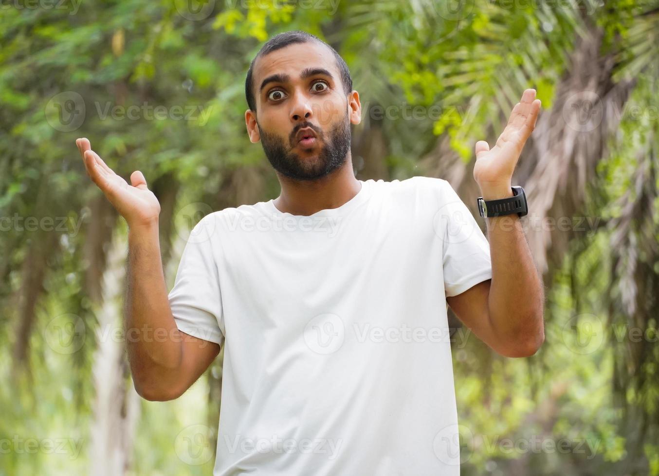 un hombre con pelos pequeños mostrando su mano feliz foto