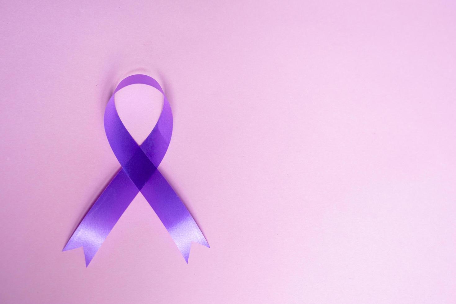 cinta morada para el fondo de la foto del día mundial contra el cáncer