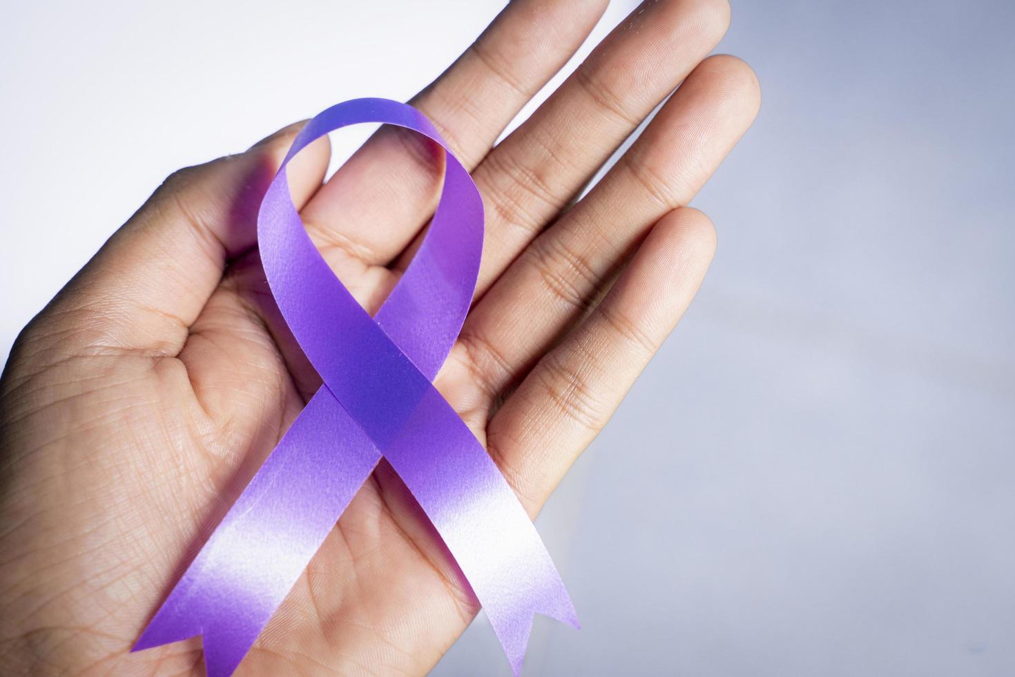 cinta morada para el fondo de la foto del día mundial contra el cáncer