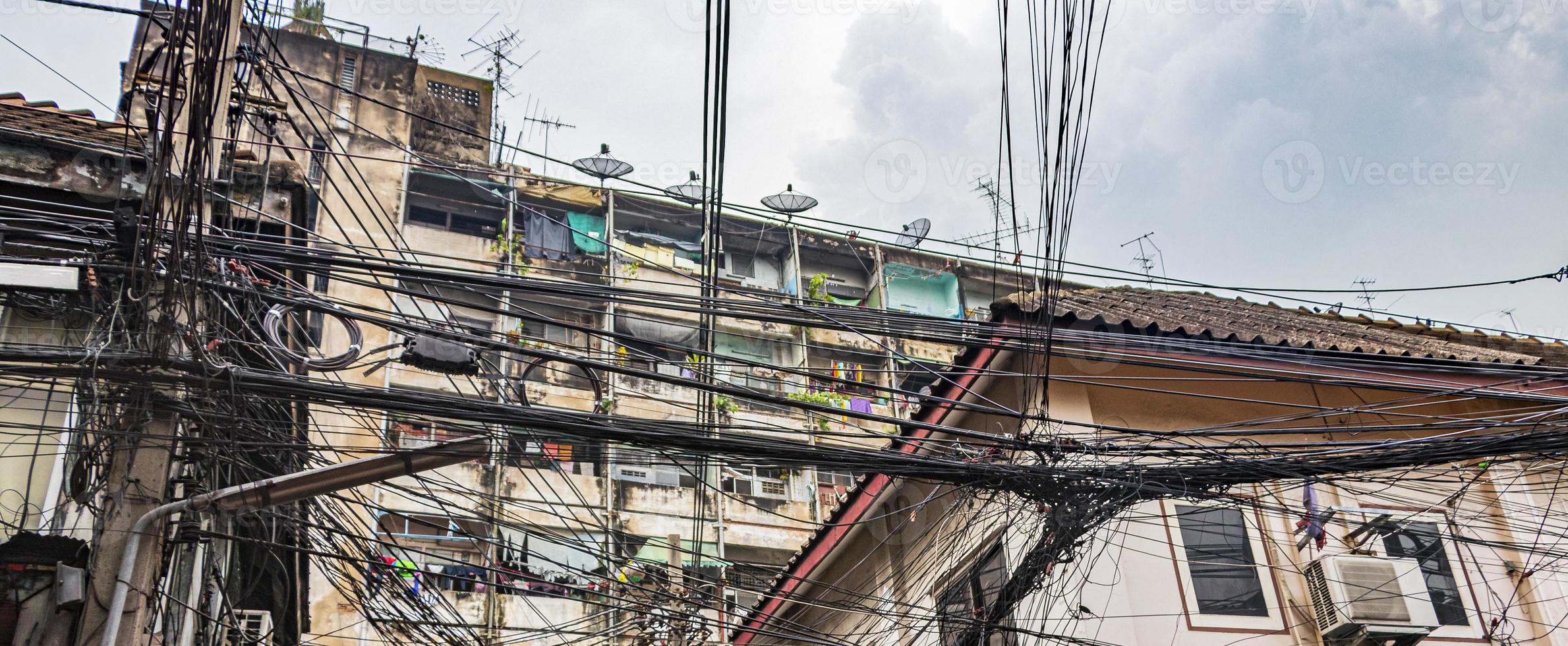 caos absoluto del cable en el poste de energía tailandés en bangkok, tailandia. foto