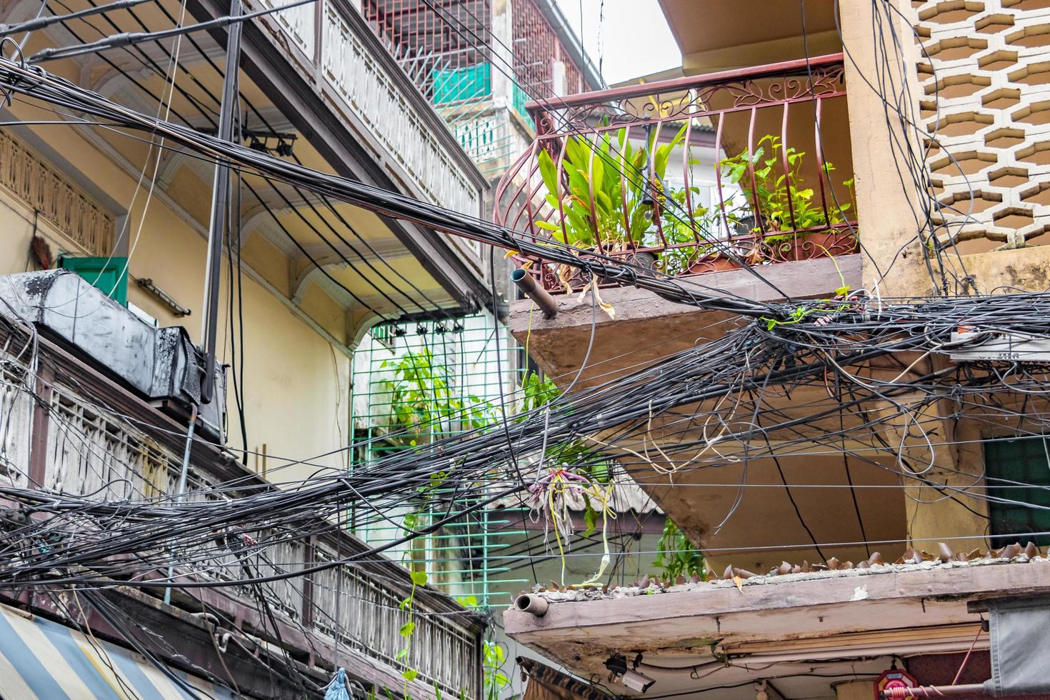 caos absoluto del cable en el poste de energía tailandés en bangkok, tailandia. foto