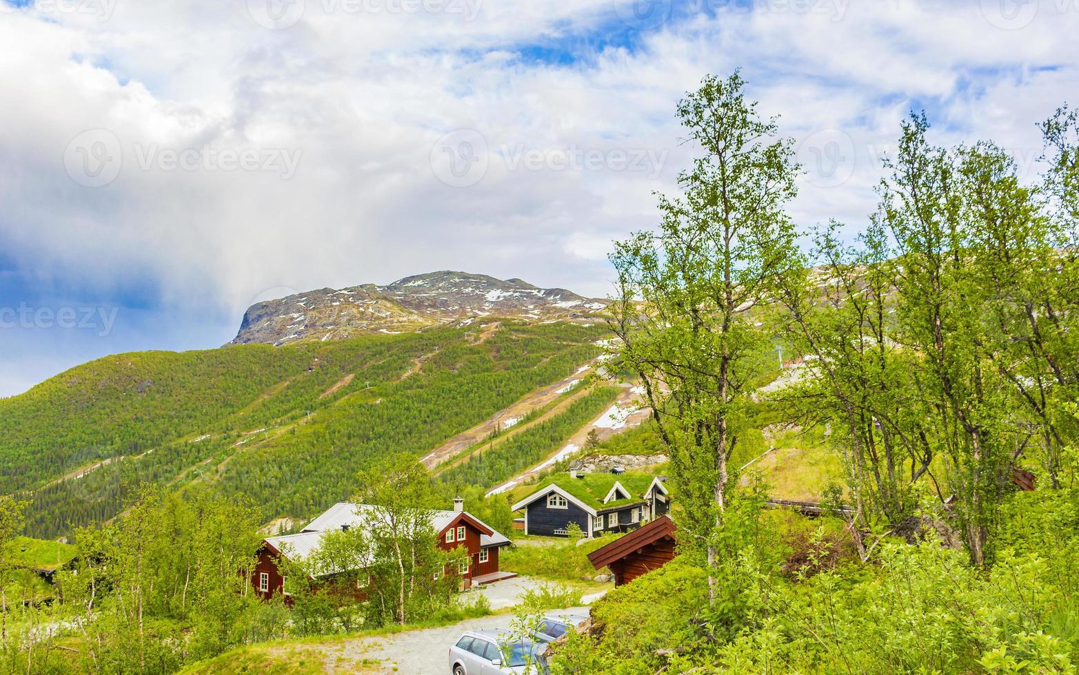 hermoso panorama noruega hemsedal skicenter con cabaña de montañas y cabañas. foto