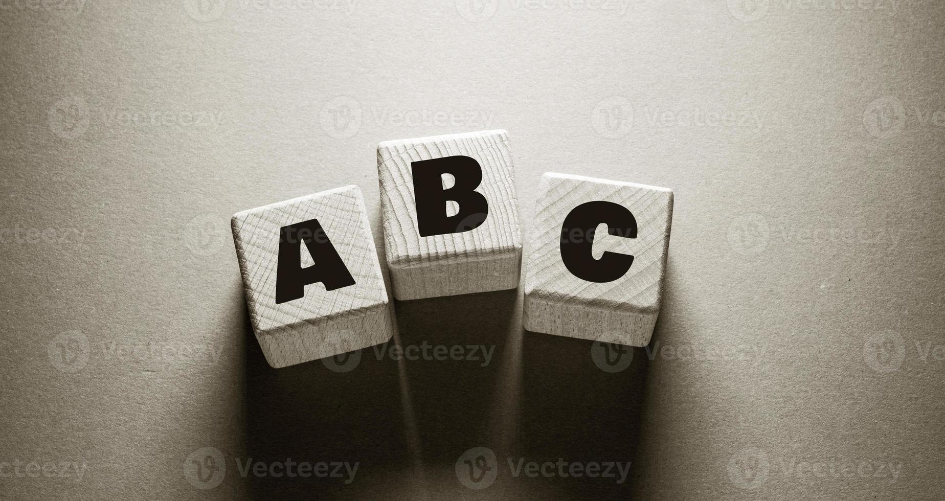Alfabeto palabra inglesa con cubos de madera foto