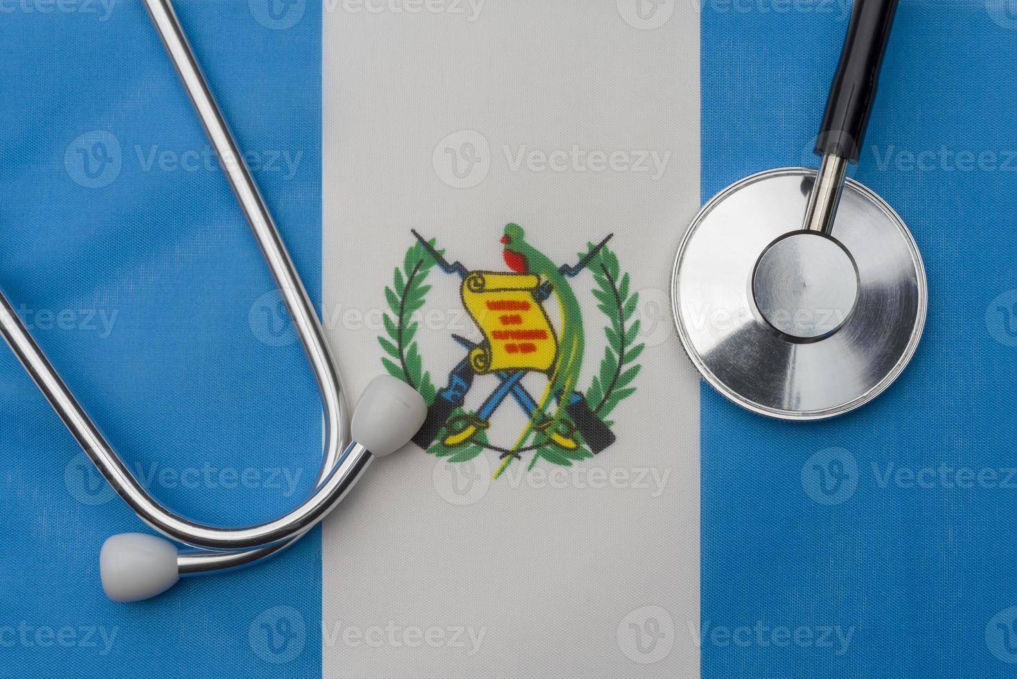 bandera guatemala y estetoscopio. el concepto de medicina. foto