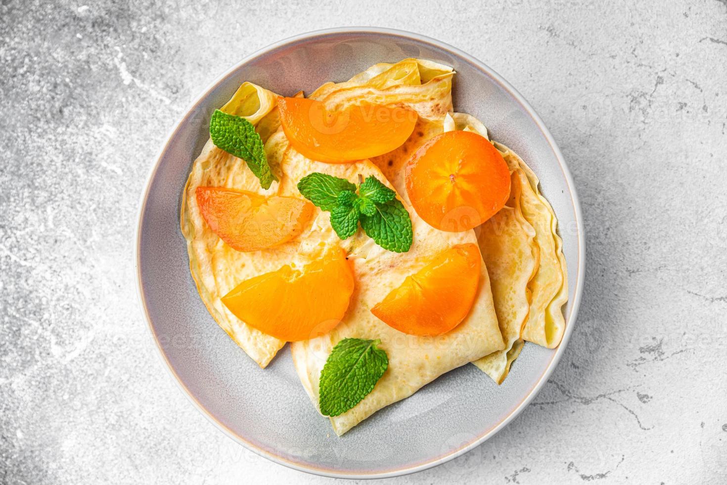 crepe caqui panqueques delgados fruta desayuno dulce postre foto