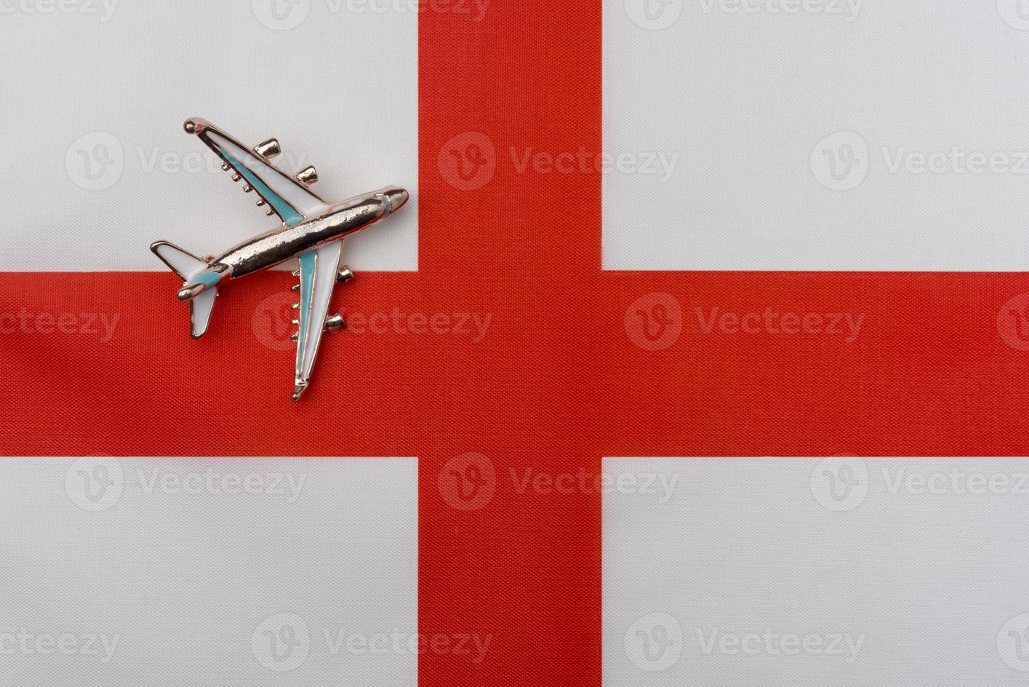 avión sobre la bandera del concepto de viaje del reino inglés. foto