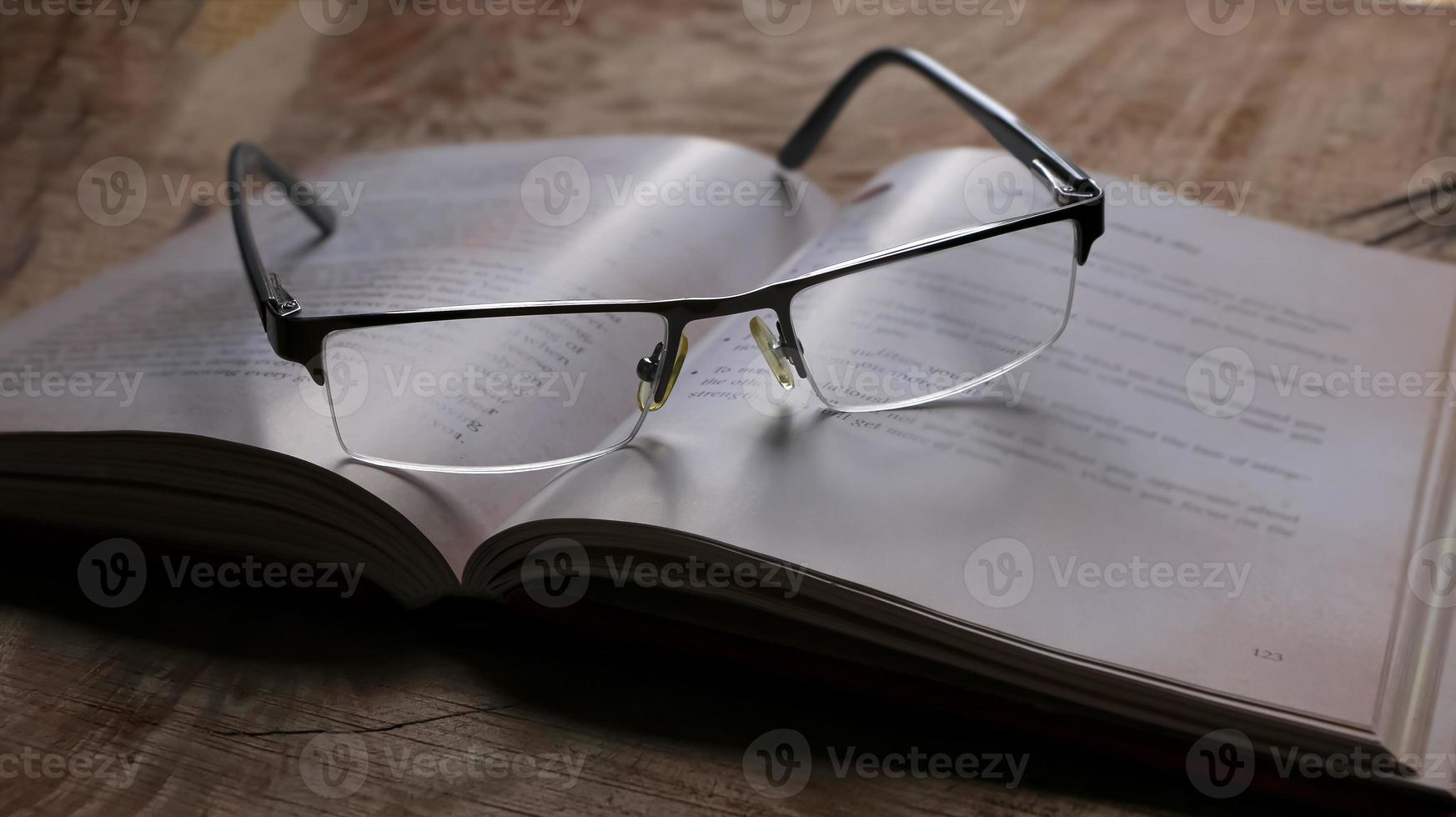 unas gafas antiguas clásicas vintage foto