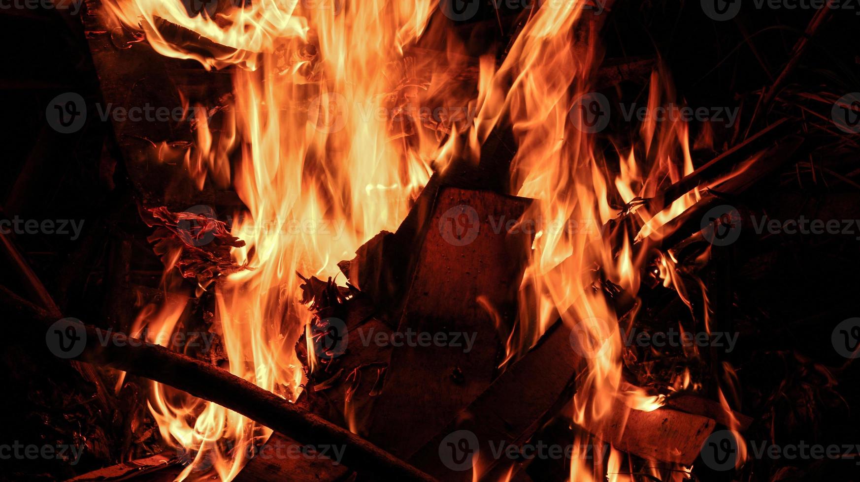 fuego ardiente y humo con llamas ardiendo foto