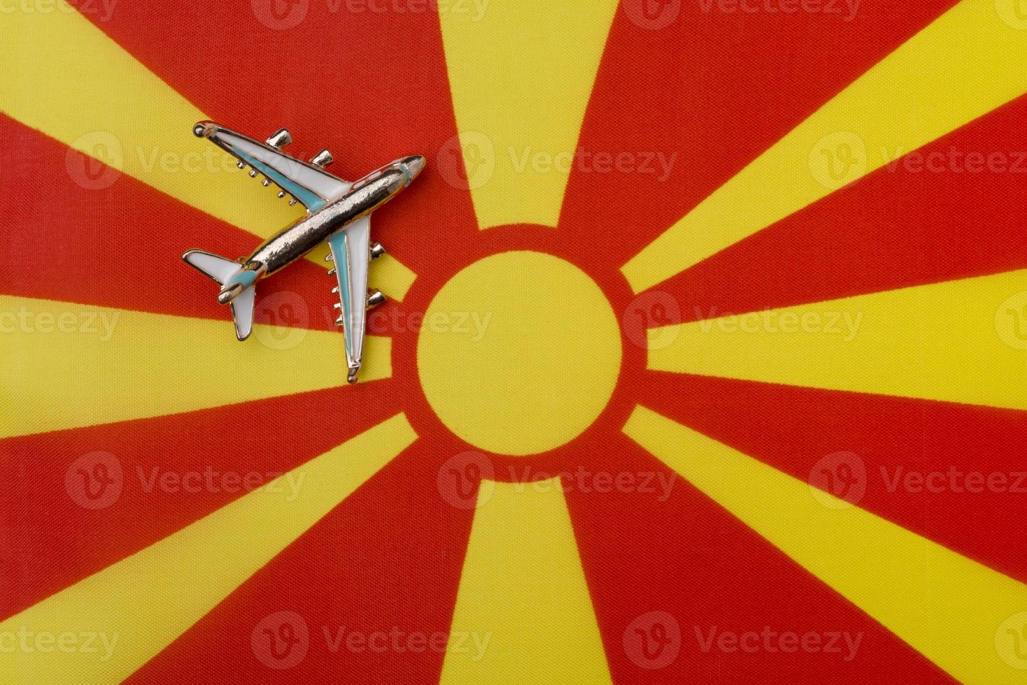 avión sobre la bandera de macedonia concepto de viajes y turismo. foto