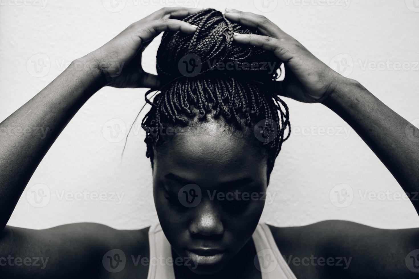 retrato de una mujer negra con trenzas foto