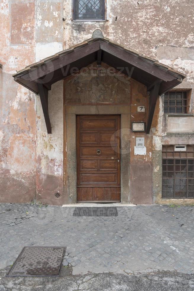 antigua puerta de estilo italiano, la entrada a la iglesia. foto