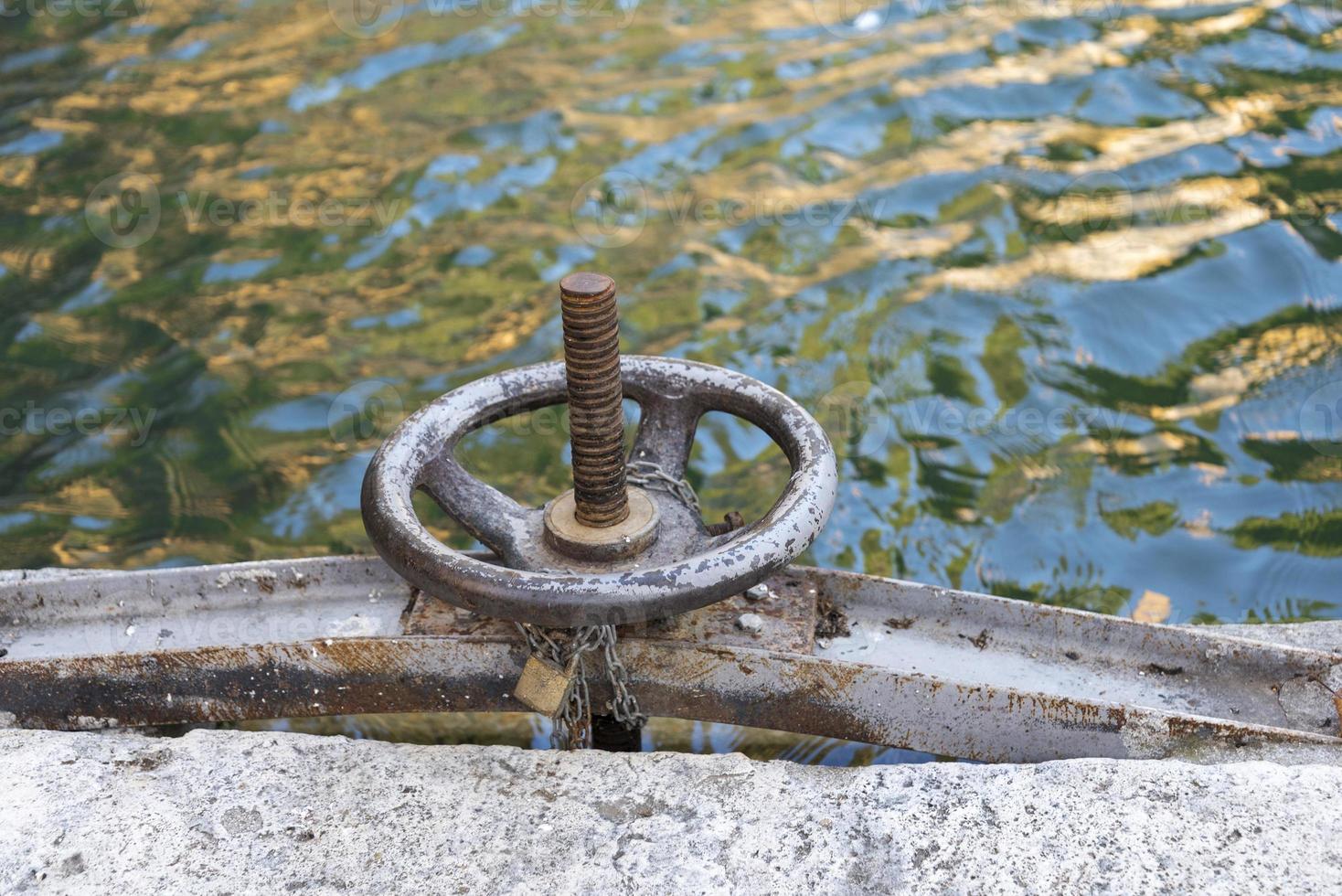 reconstrucción del sistema de abastecimiento de agua de la infraestructura urbana. la válvula cerca del agua. foto