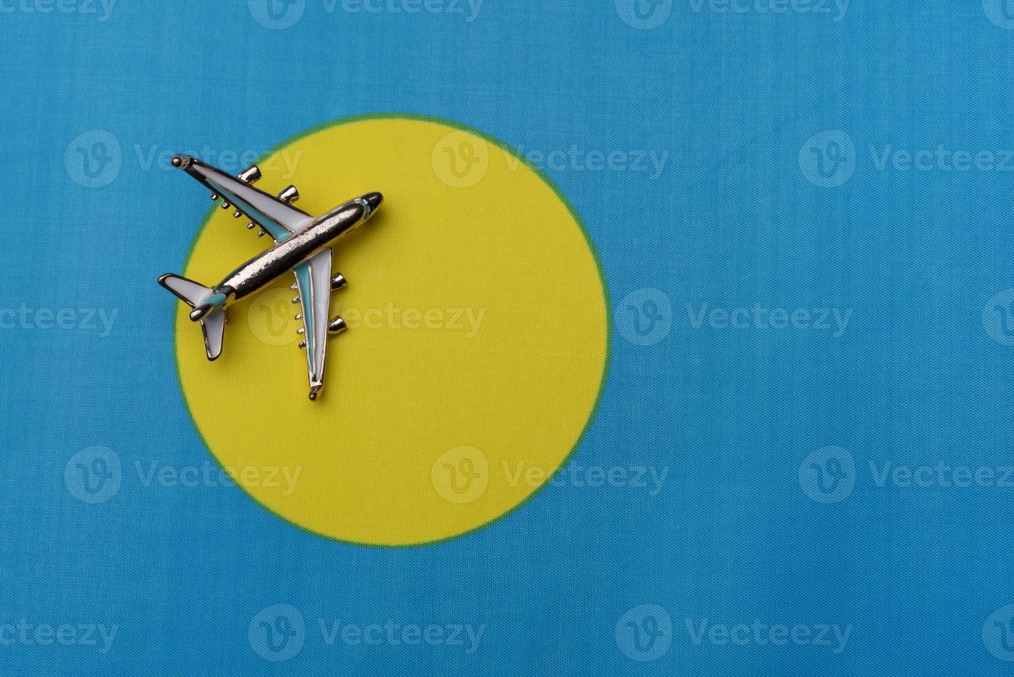 avión sobre la bandera de palau, el concepto de viaje. foto