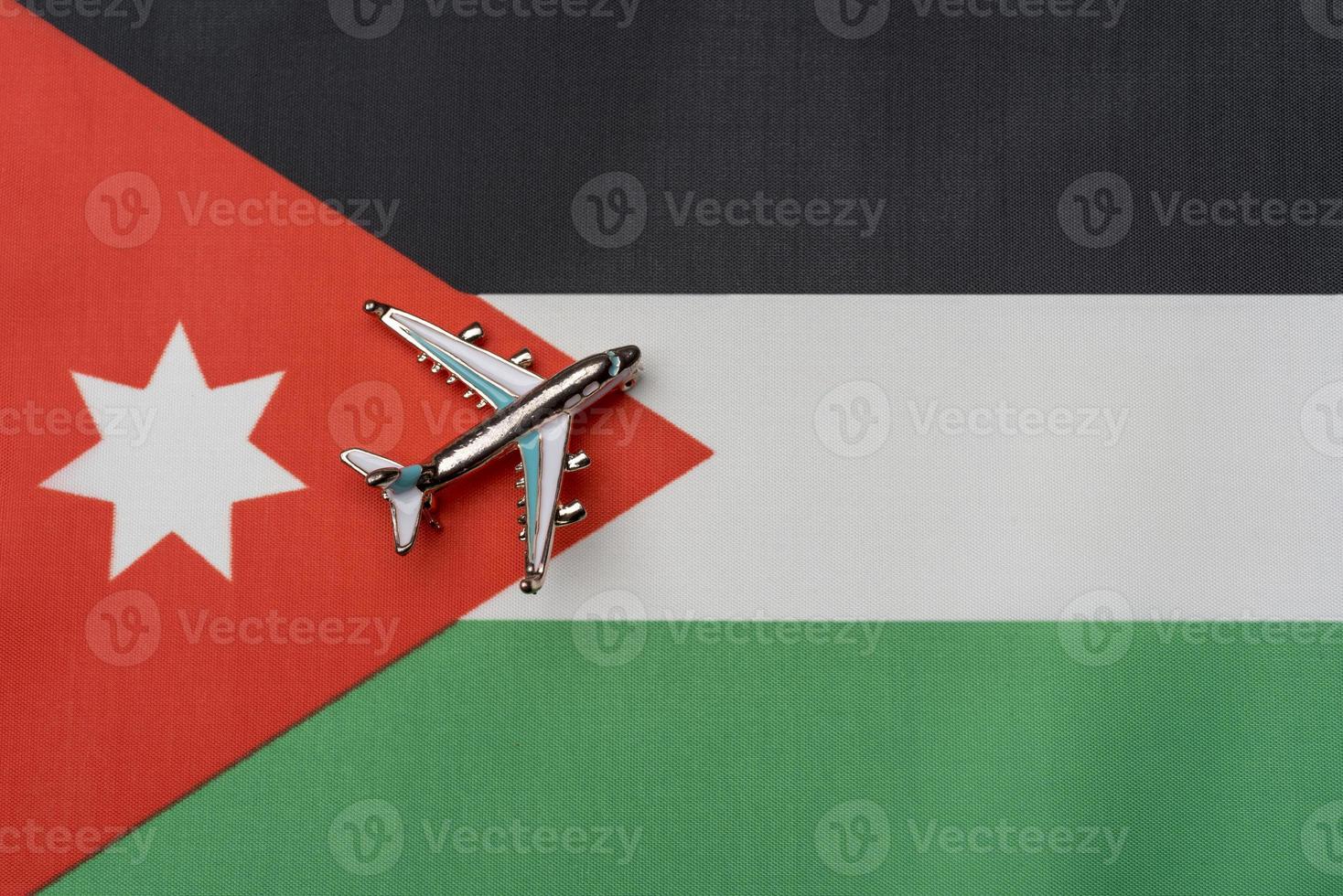 avión sobre la bandera de jordania, el concepto de viaje. foto