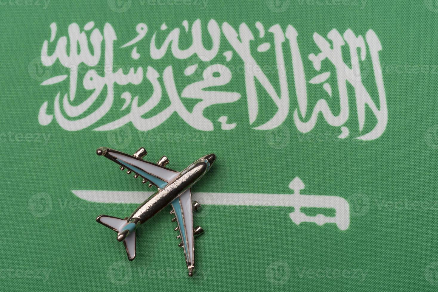 el avión sobre la bandera de arabia saudita, el concepto de viaje. foto