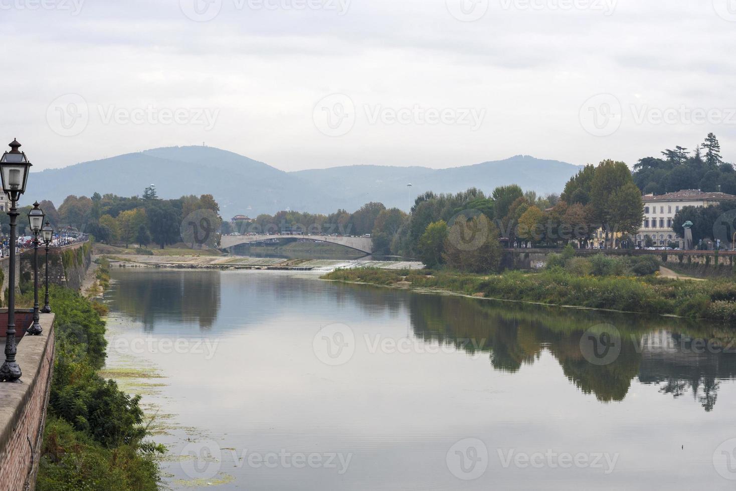 temprano en la mañana en el río arno en florencia. foto