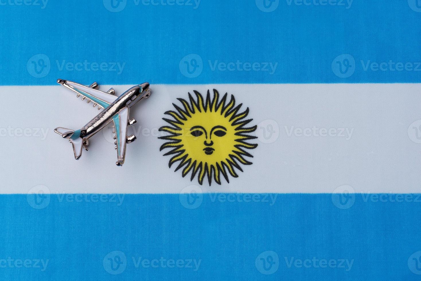 avión sobre la bandera argentina, el concepto de viaje. foto