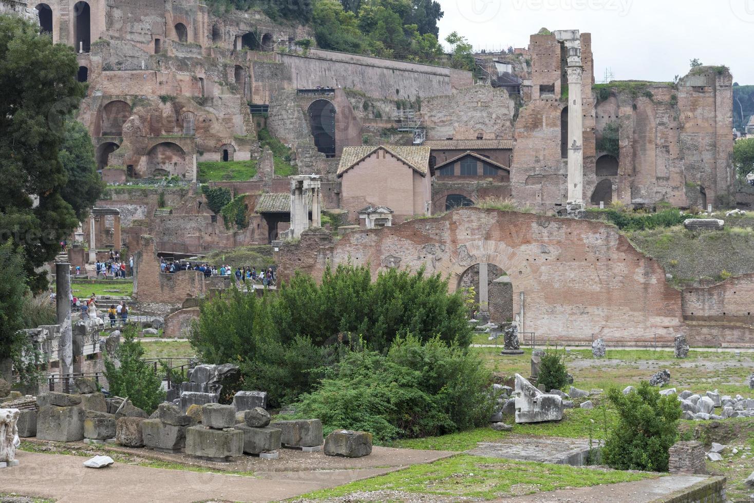 ruinas de la casa de las vestales en el foro romano. Roma, Italia foto