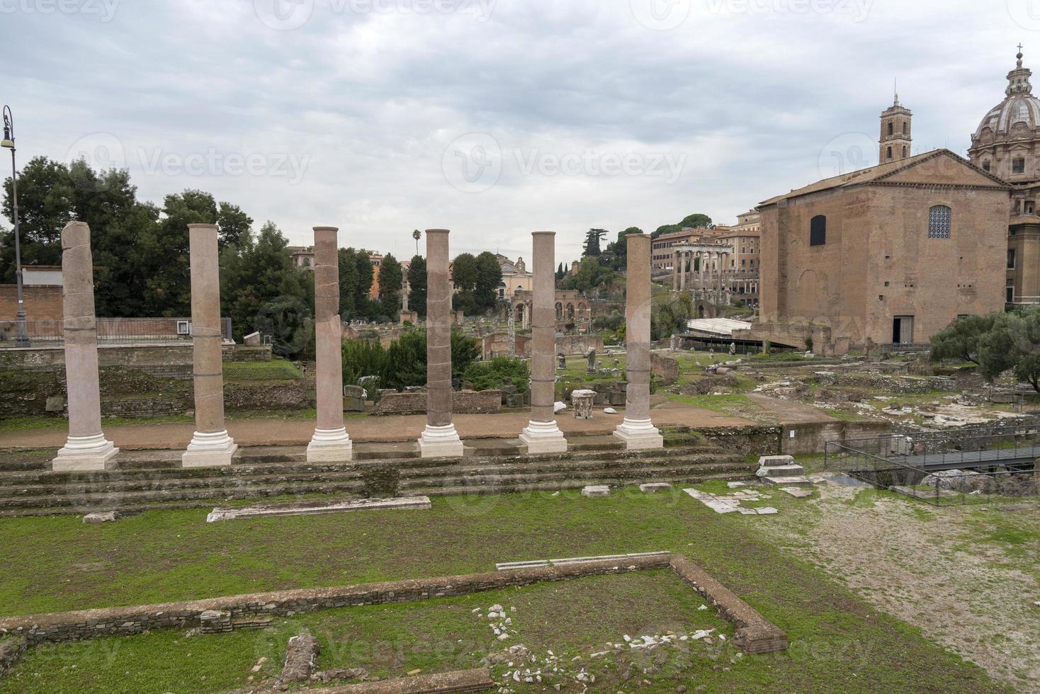 ruinas de la casa de las vestales en el foro romano. Roma, Italia foto