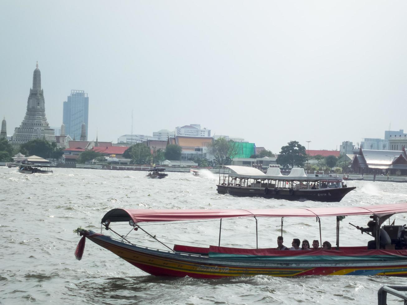 río chao phraya bangkok, tailandia, 31 de diciembre de 2018, el barco navega en el río chao phraya. en Bangkok, Tailandia, 31 de diciembre de 2018. foto