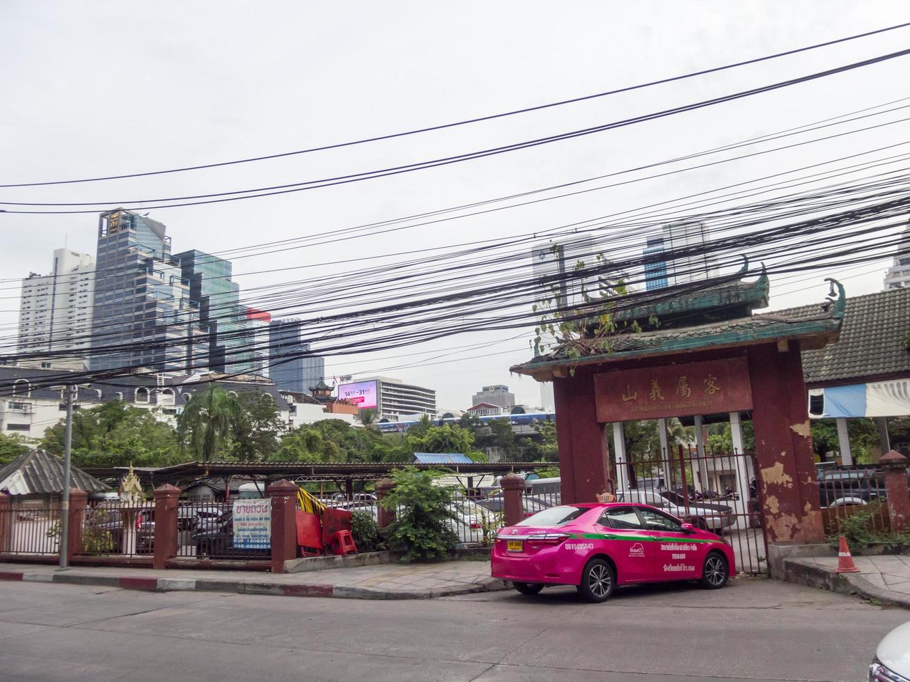 bangkok, tailandia, 01 de enero de 2019, una carretera en el área de silom, la gente apodó esta carretera como la carretera del cementerio porque es un antiguo cementerio. pronto será reemplazado por un moderno edificio de gran altura. foto