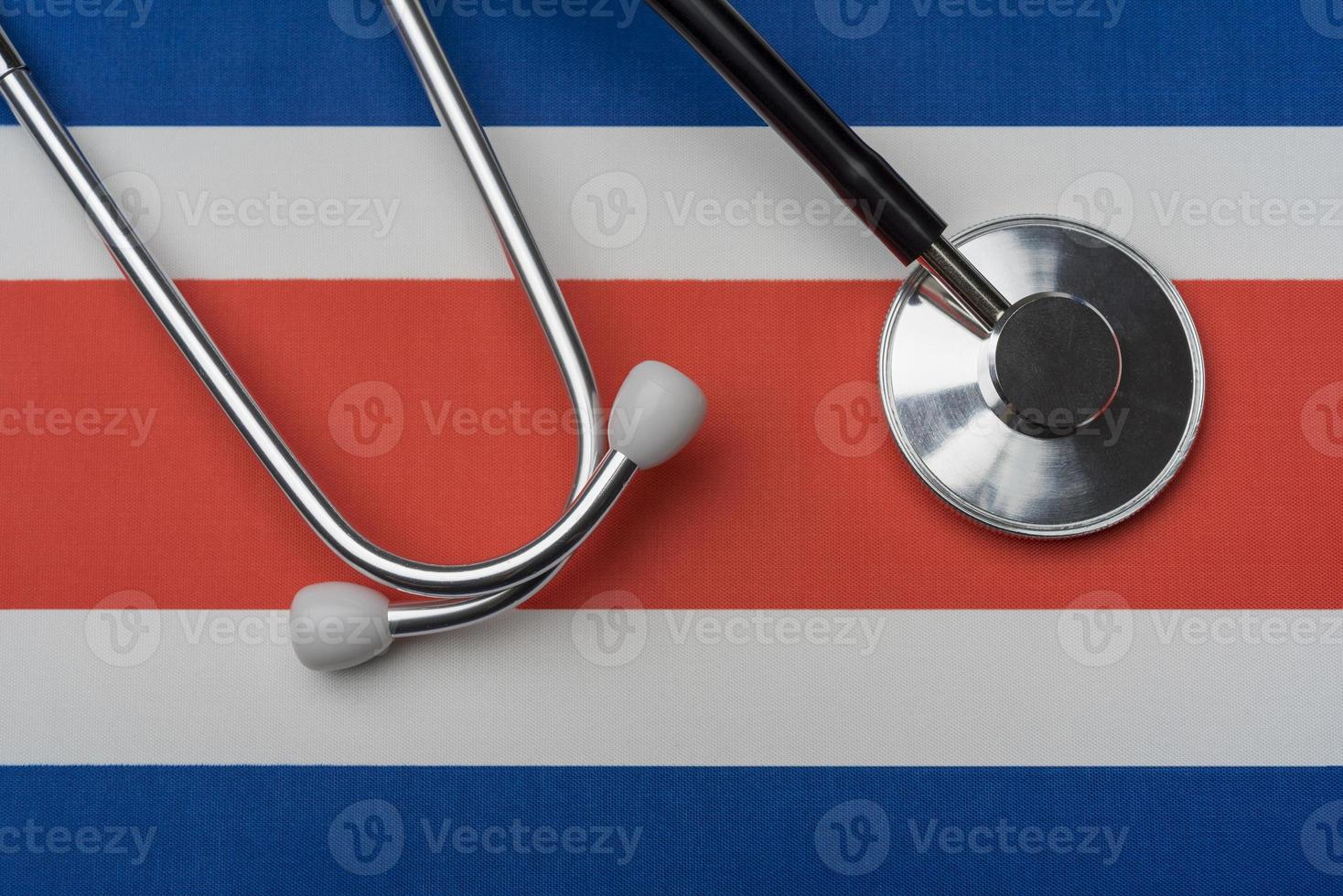 bandera de costa rica y estetoscopio. el concepto de medicina. foto