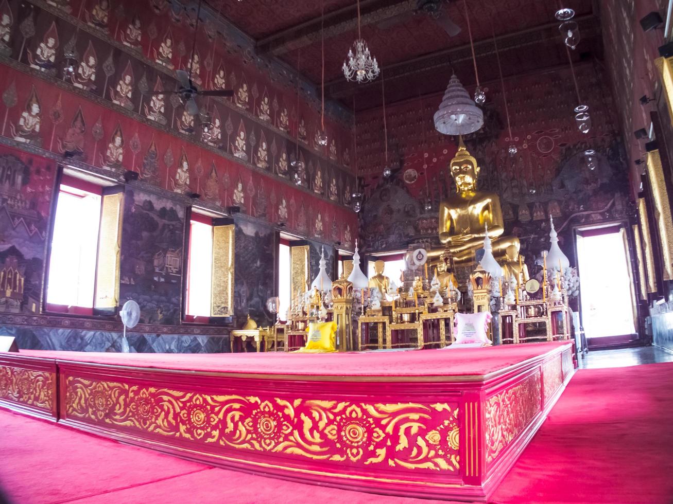 wat saket ratcha wora maha wihan bangkok tailandia 28 de noviembre de 2018 rama es nieto rey rama iii 17871851 decidió construir un chedi de enormes dimensiones dentro de wat saket phu khao montaña dorada foto