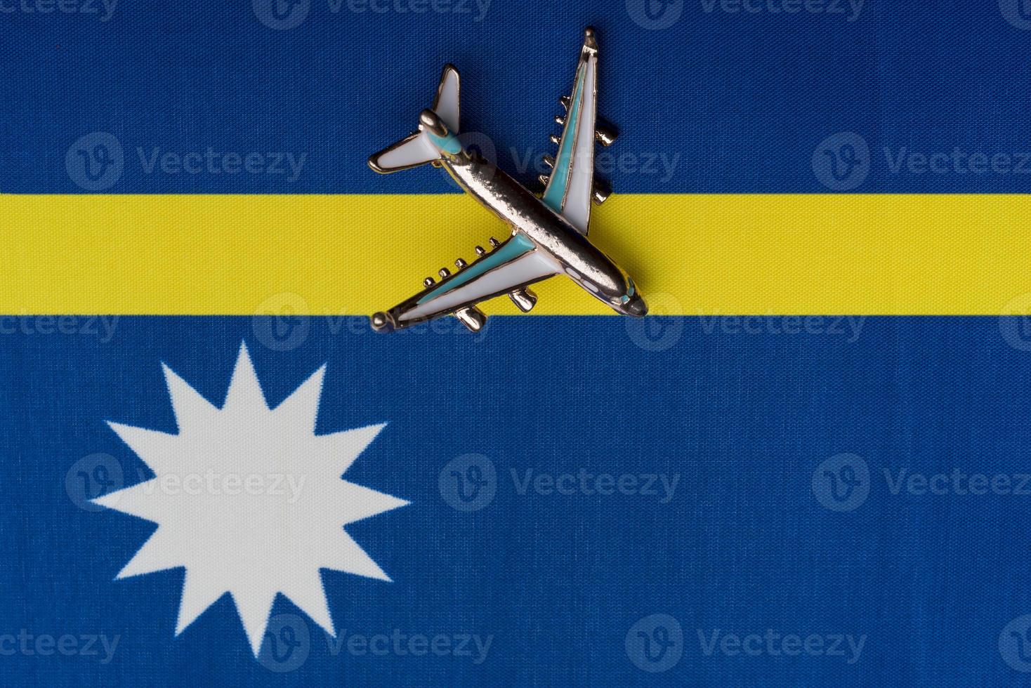 avión de juguete sobre la bandera de nauru, concepto de viaje. foto