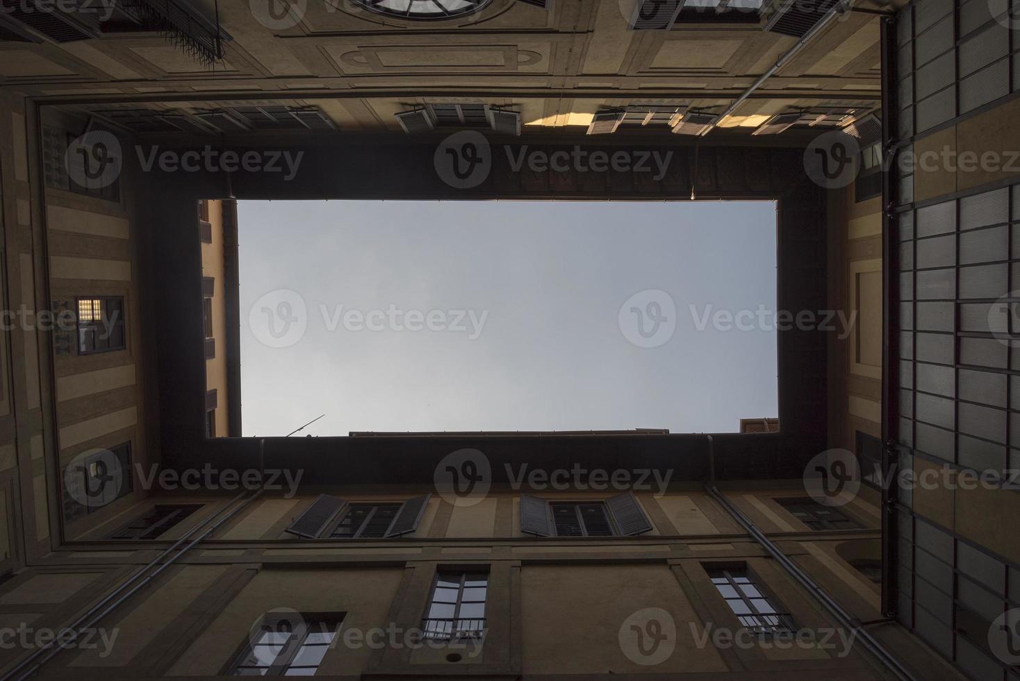 el patio de la casa italiana es una vista de abajo hacia arriba. foto