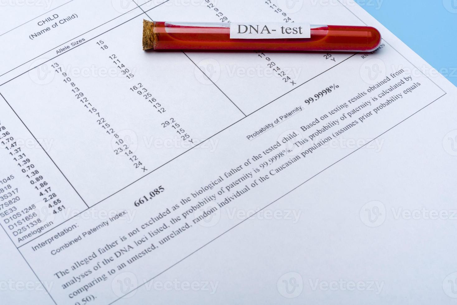 molécula de adn que se forma dentro del vial para análisis de sangre. representación 3d, imágenes conceptuales. foto