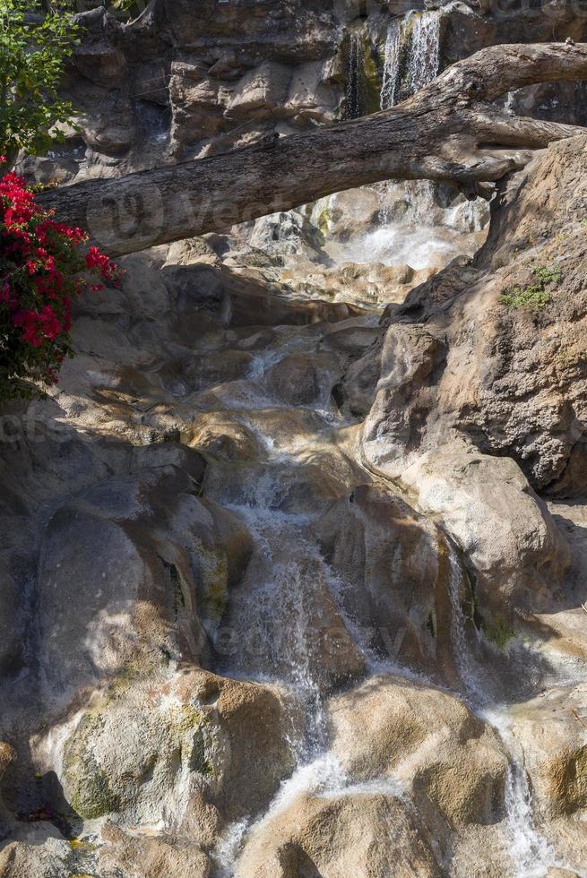 el agua fluye sobre las rocas del parque. foto
