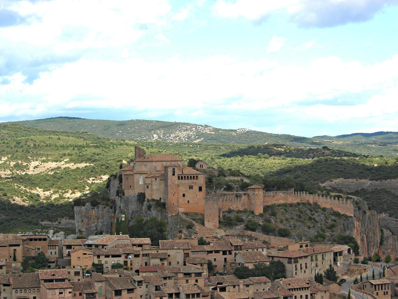 vista panorámica de una ciudad medieval turística foto