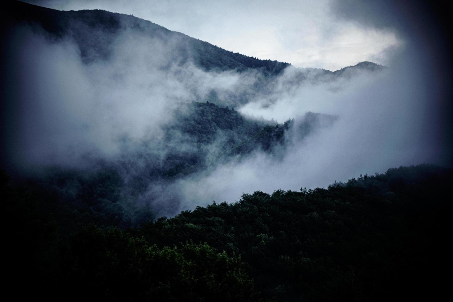 pirineos en las nubes foto