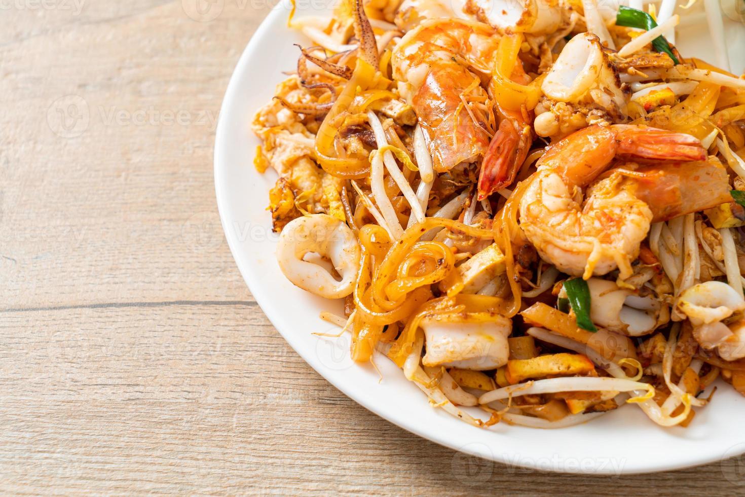 Pad Thai Seafood - Stir fried noodles with shrimps, squid or octopus and tofu photo