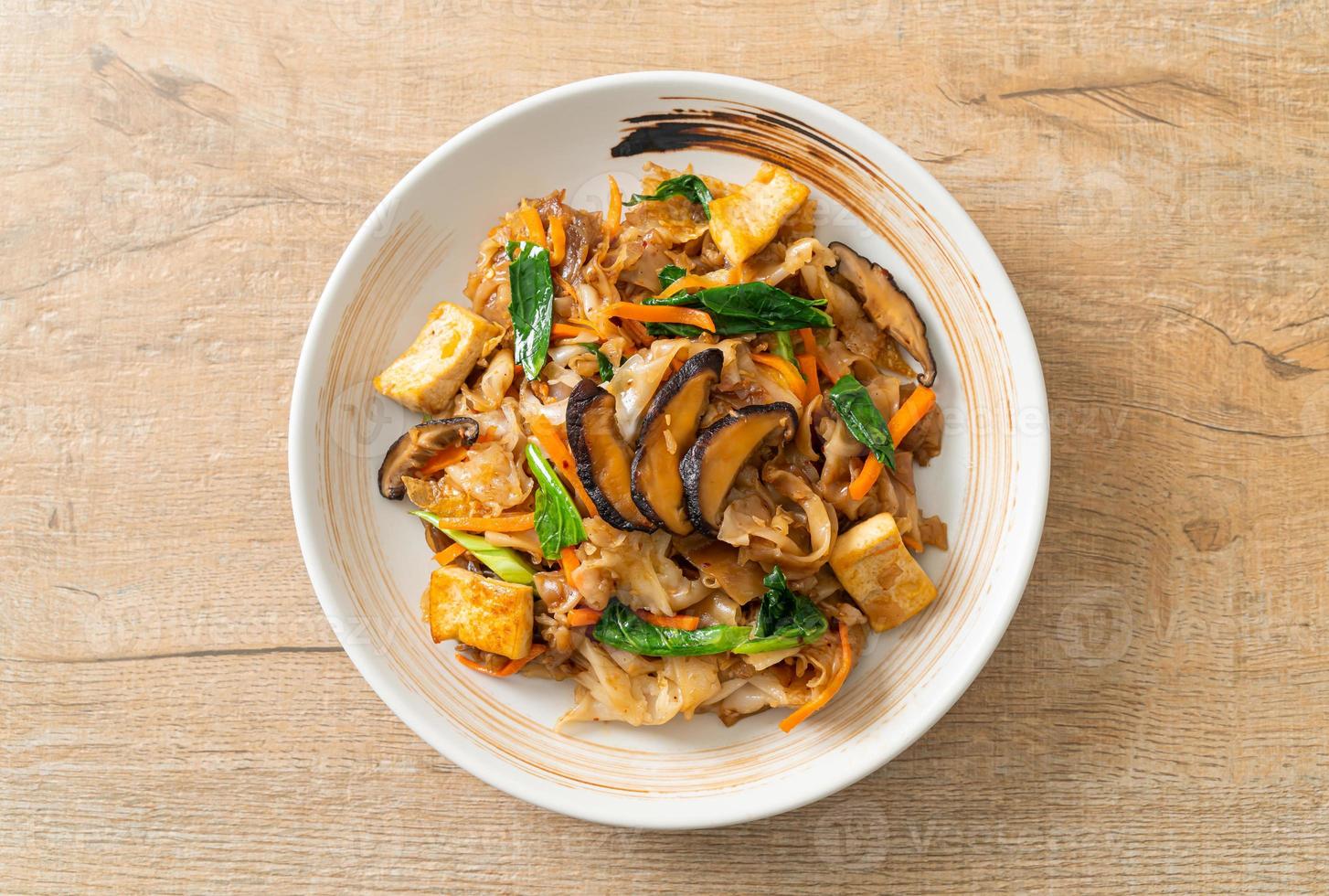 stir-fried noodles with tofu and vegetables 5273667 Stock Photo at Vecteezy