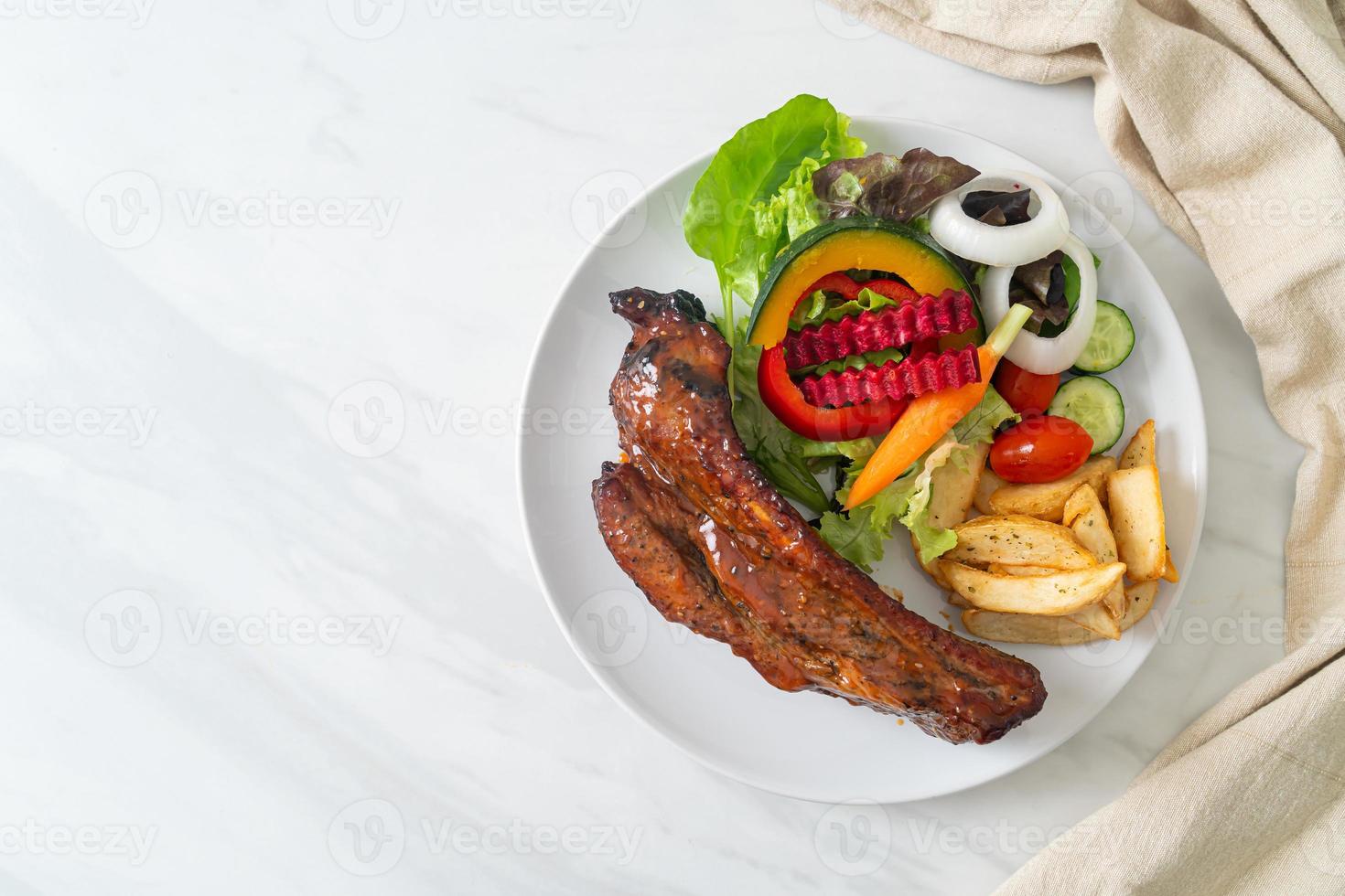 costillas de cerdo a la barbacoa con verduras foto