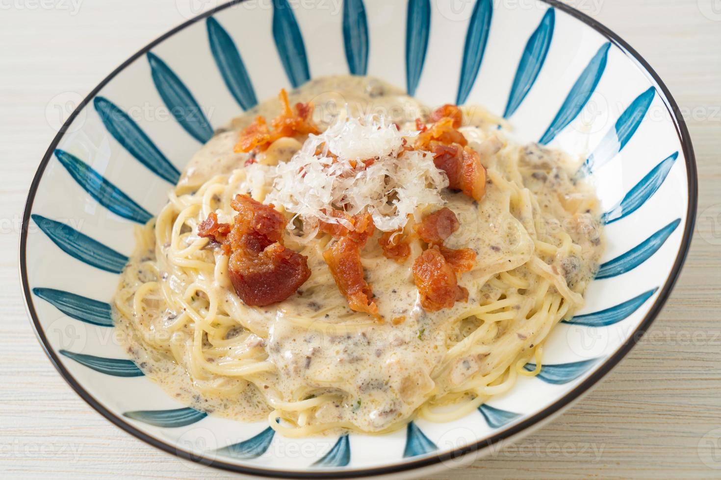 spaghetti with truffle cream sauce and mushroom photo