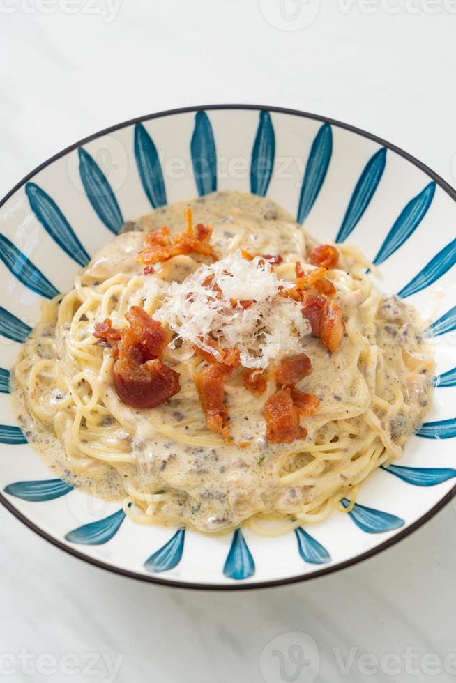 spaghetti with truffle cream sauce and mushroom photo