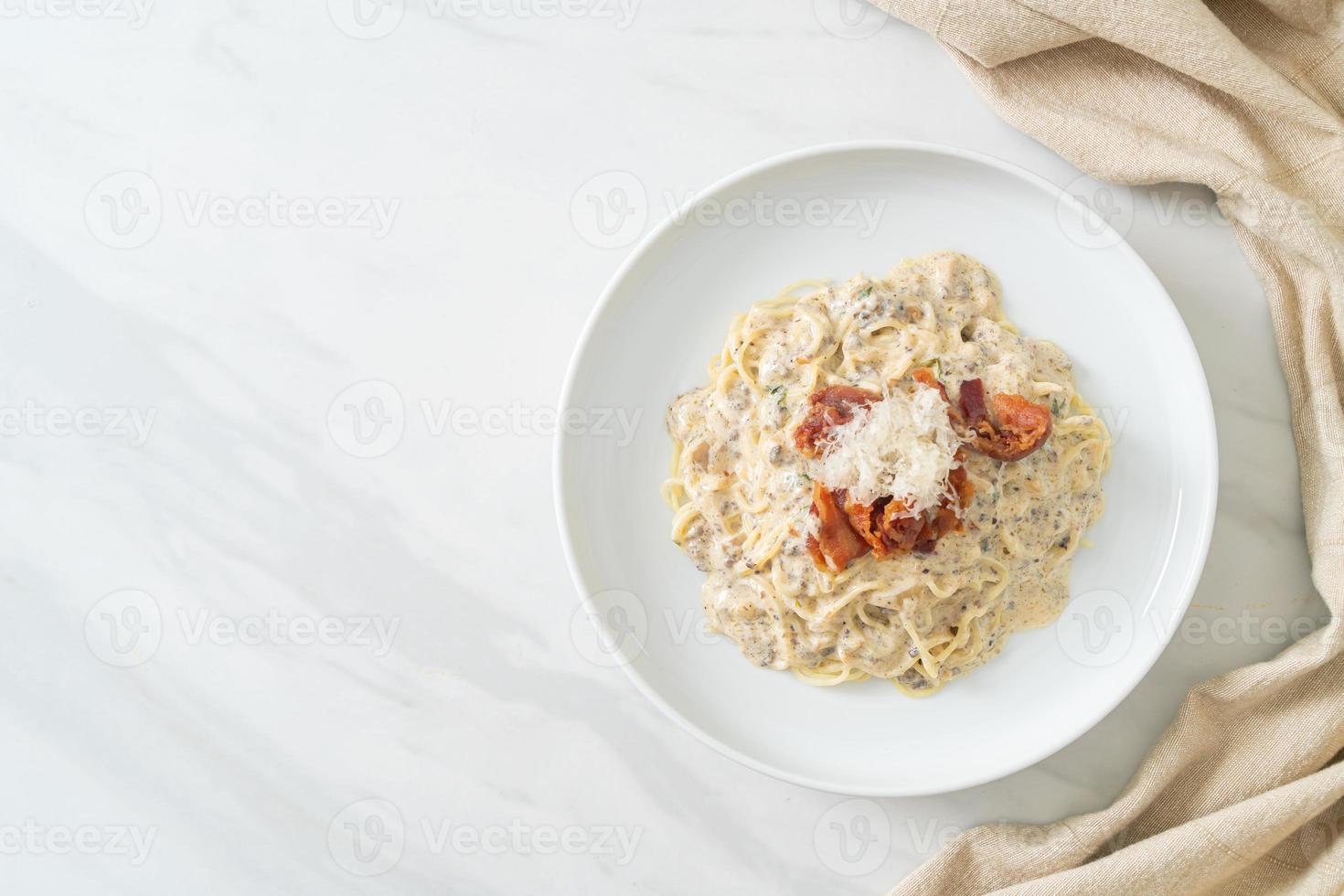 spaghetti with truffle cream sauce and mushroom photo
